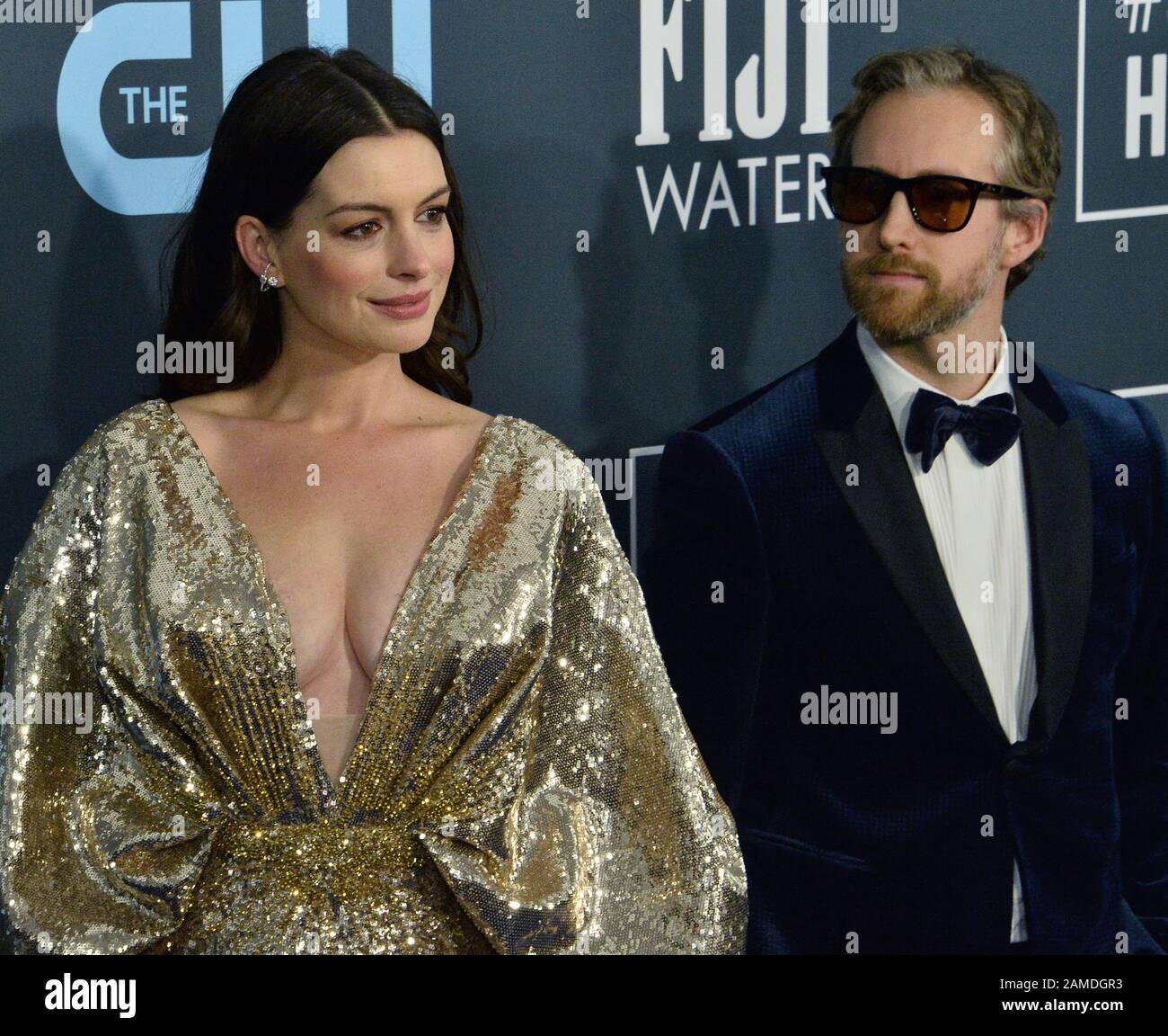 Santa Monica, Stati Uniti. 13th Gen 2020. L'attrice Anne Hathaway e suo marito, l'attore Adam Shulman, partecipano al 25th annuale Critics' Choice Awards di Barker Hanger a Santa Monica, California, domenica 12 gennaio 2020. Foto di Jim Ruymen/UPI Credit: UPI/Alamy Live News Foto Stock