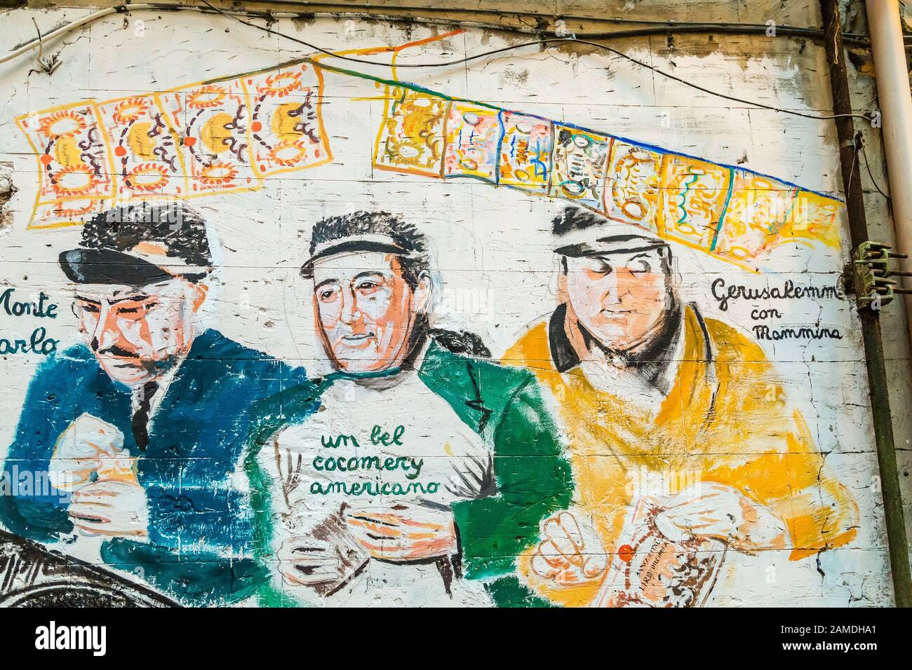 Napoli, ITALIA - 4 GENNAIO 2020: La luce è illuminante Street art dedicato ai famosi comici italiani Foto Stock