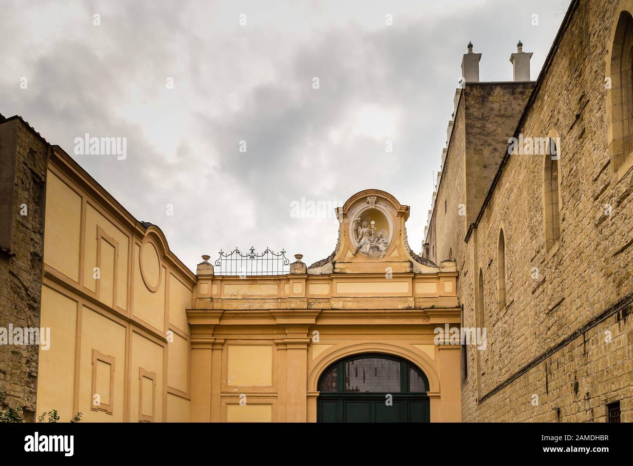 Napoli, ITALIA - 4 GENNAIO 2020: La luce illumina gli edifici di Napoli Foto Stock