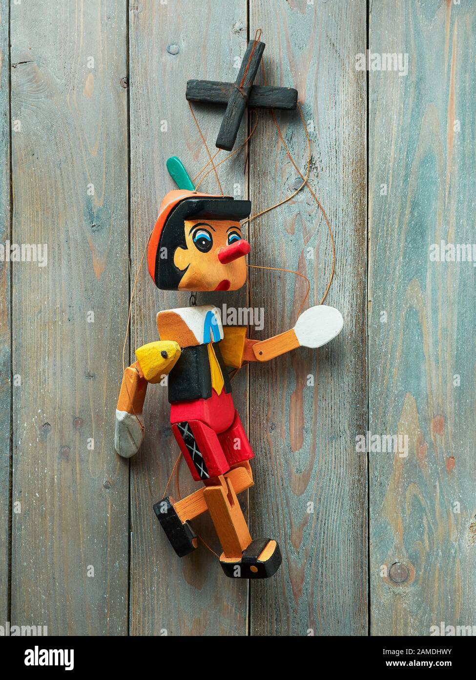 Pinocchio burattino di legno. Fotografato come se egli era a piedi su un sfondo di legno Foto Stock