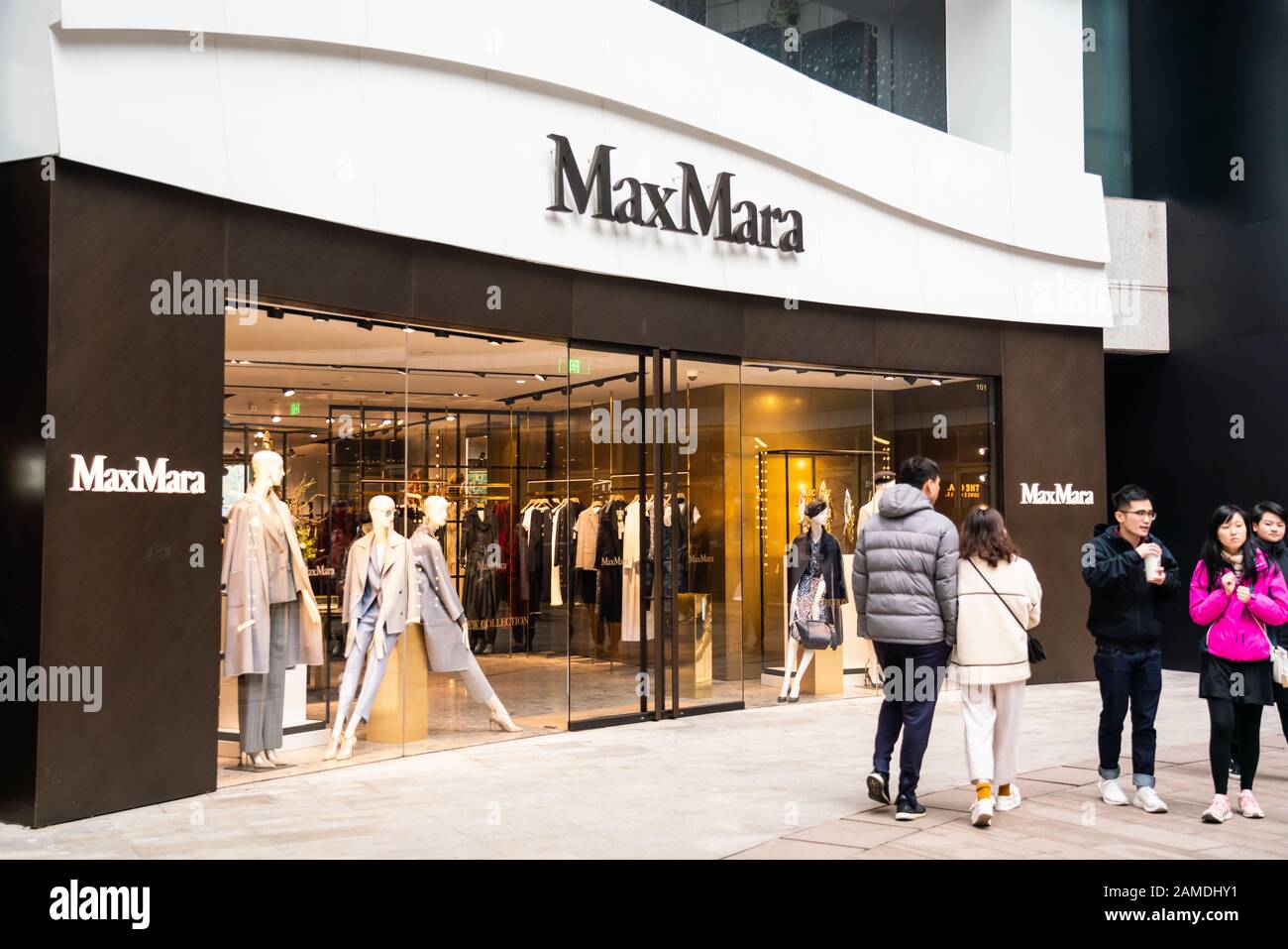 Shanghai, Cina. 12th Gen 2020. I pedoni camminano oltre un negozio MaxMara a Shanghai. Credit: Alex Tai/Sopa Images/Zuma Wire/Alamy Live News Foto Stock