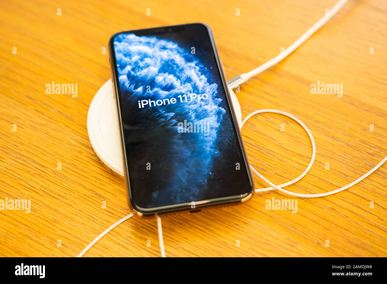 Shanghai, Cina. 12th Gen 2020. Un iPhone 11 Pro posizionato su una base di ricarica wireless in un negozio Apple Store di Shanghai. Credit: Alex Tai/Sopa Images/Zuma Wire/Alamy Live News Foto Stock