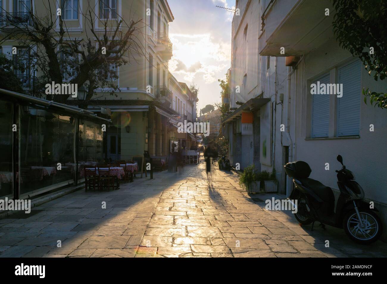 Vecchia strada accogliente nel quartiere Plaka, Atene, Grecia Foto Stock