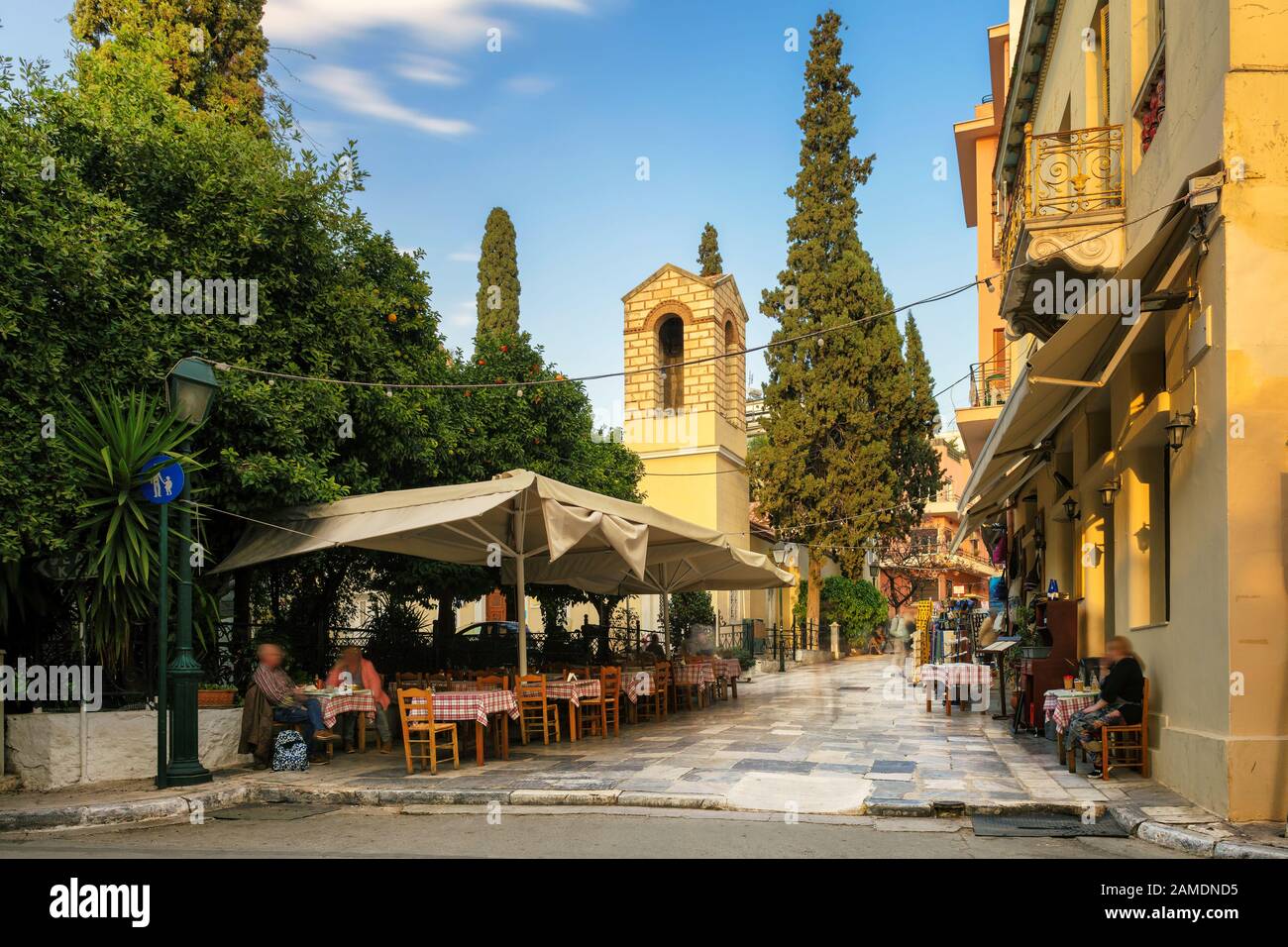 Vecchia strada accogliente nel quartiere Plaka, Atene, Grecia Foto Stock