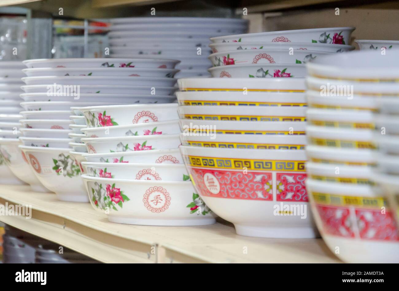 Asian (cinese e vietnamita) ciotole di cibo di plastica esposte, accatastate vicino su un ripiano del supermercato per la vendita a Sydney, Australia Foto Stock