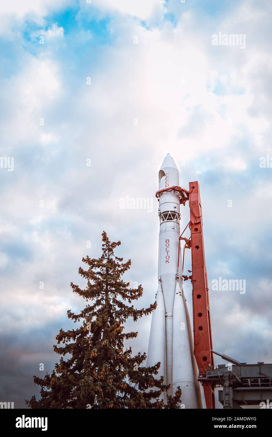 Il primo al mondo manned space rocket "Vostok" in una mostra nella città di Mosca, Russia 2019-10-05. Foto Stock