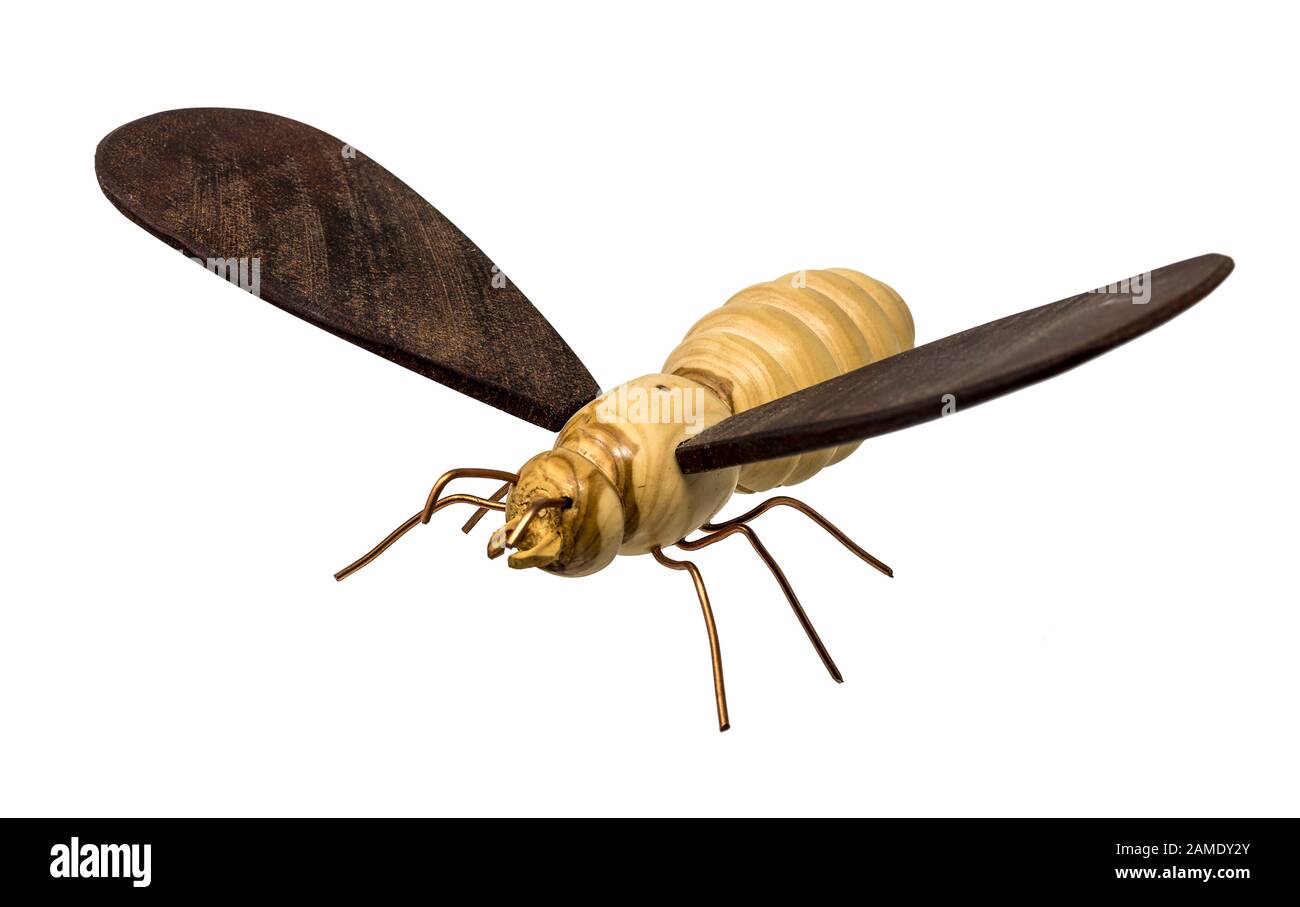 Modello di ape in legno tornito con ali scure isolate su bianco