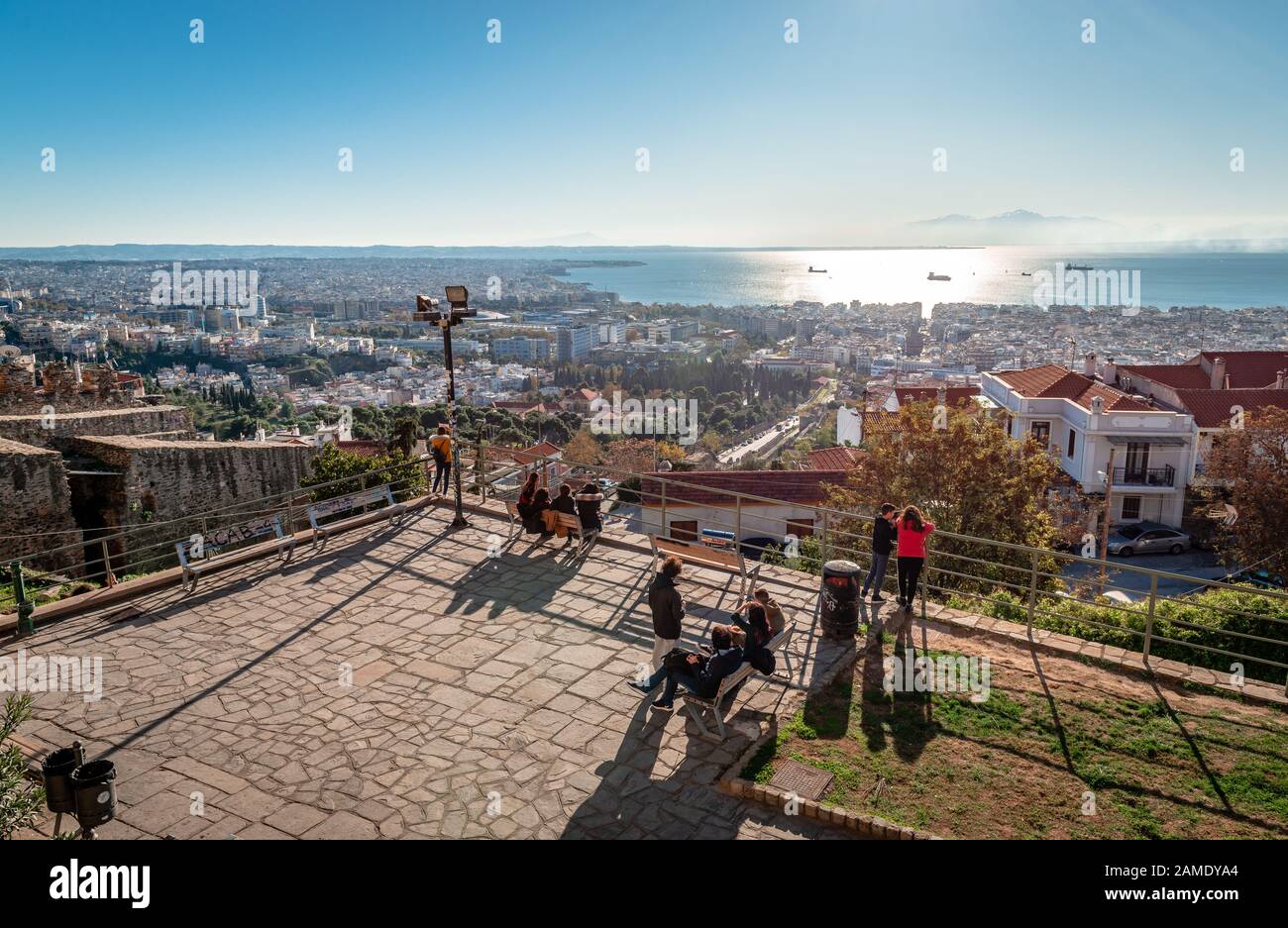 Salonicco / Grecia - 1 dicembre 2019: Le persone godono lo skyline della città dal distretto di Ano poli. Foto Stock
