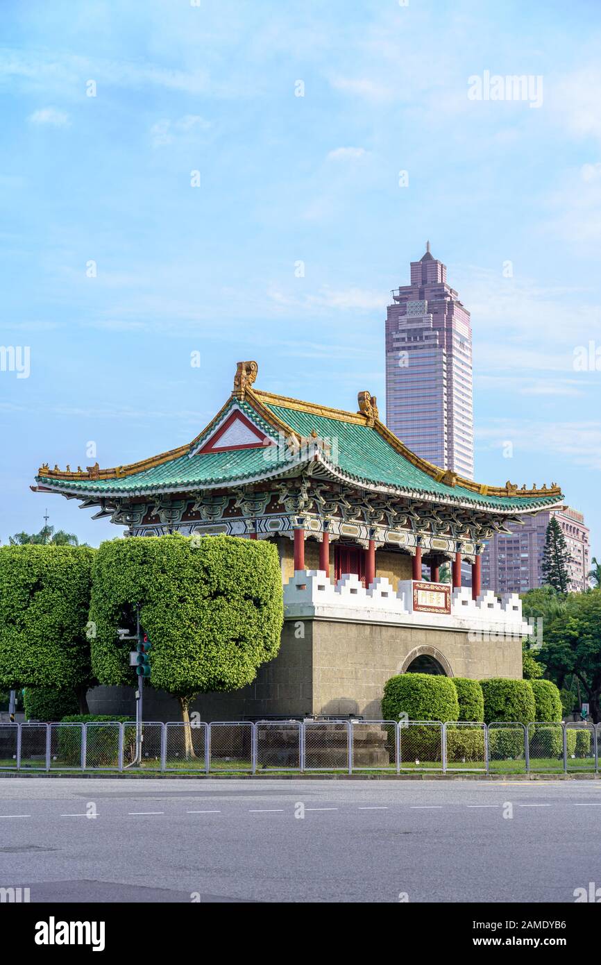 Porta storica est della città di Taipei. Architettura cinese vecchia strega tetto colorato e cielo blu chiaro Foto Stock