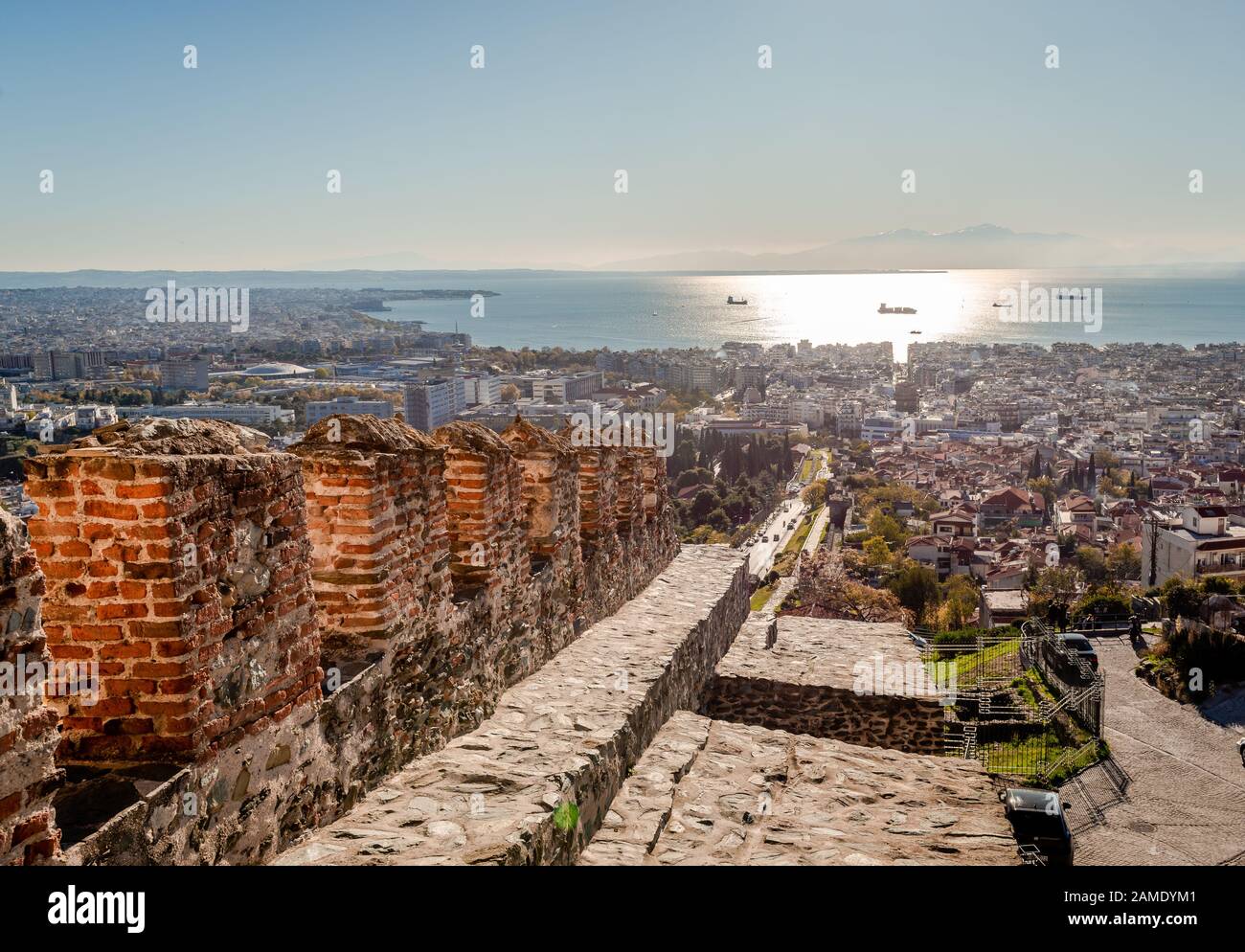 Vista mozzafiato di Salonicco e del golfo di Thermaikos dalla Torre Trigonio, in una giornata di sole. Foto Stock