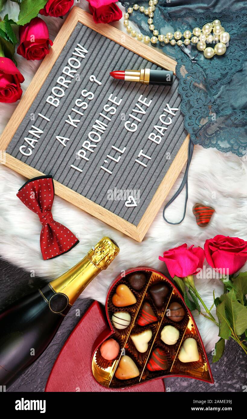Buon San Valentino piatto posare in testa con rose, scatola regalo cioccolato, champagne e scritta può Prendere In Prestito un bacio. Foto Stock