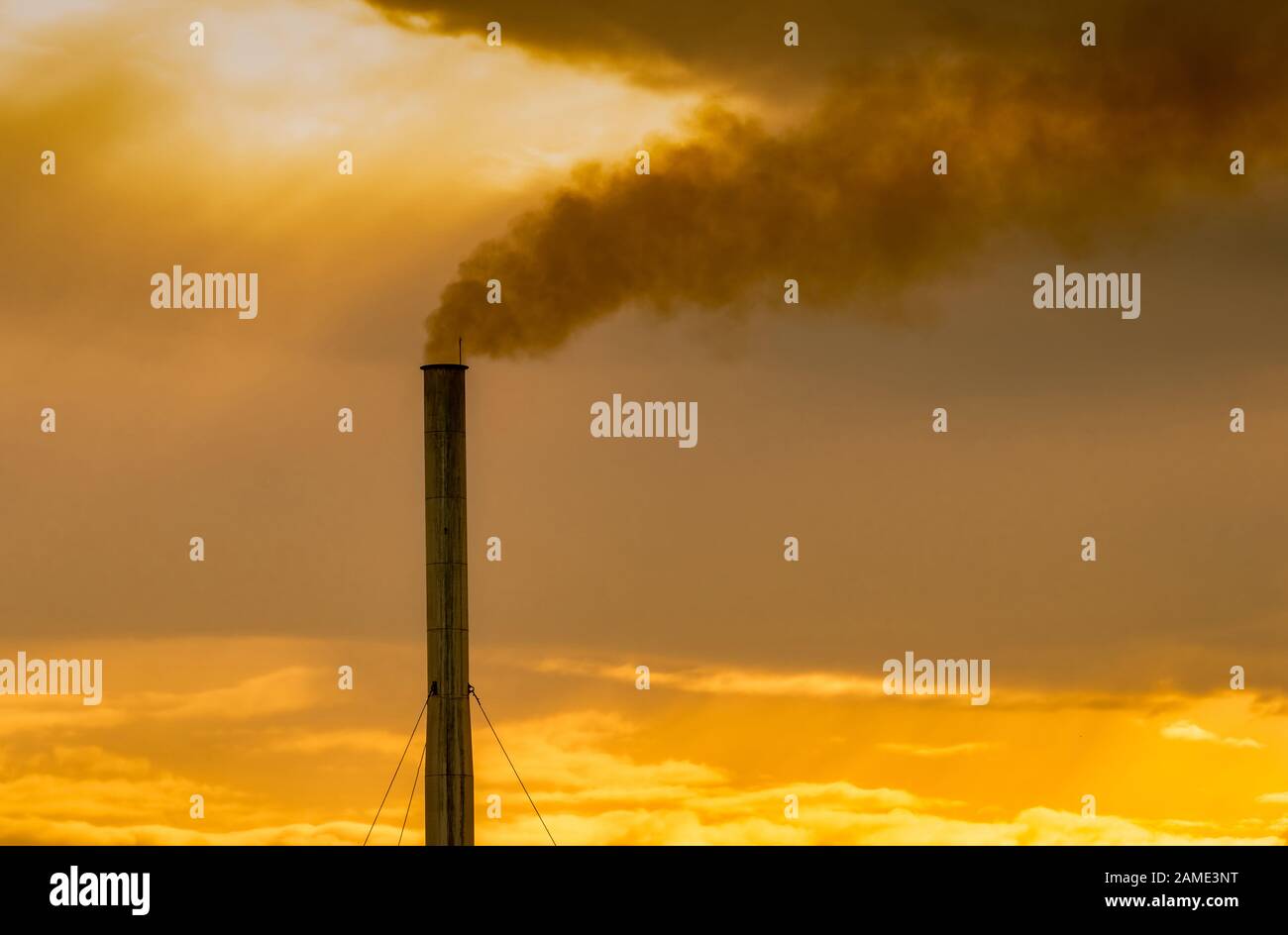 Inquinamento atmosferico da fabbrica. Fumo dal camino di tubo industriale sul cielo del tramonto. Concetto di problema di riscaldamento globale. Cattiva qualità dell'aria. Inquinanti atmosferici Foto Stock
