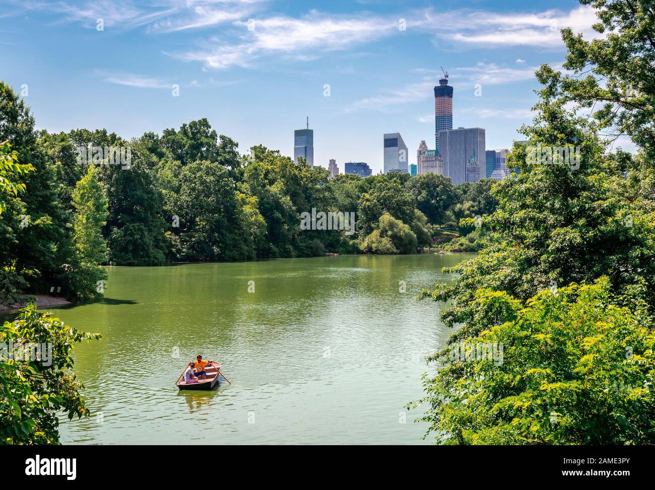 NYC, NY / USA - 12 Luglio 2014: Vista del Lago del Central Park con lo skyline di West Side Manhattan sullo sfondo. Foto Stock