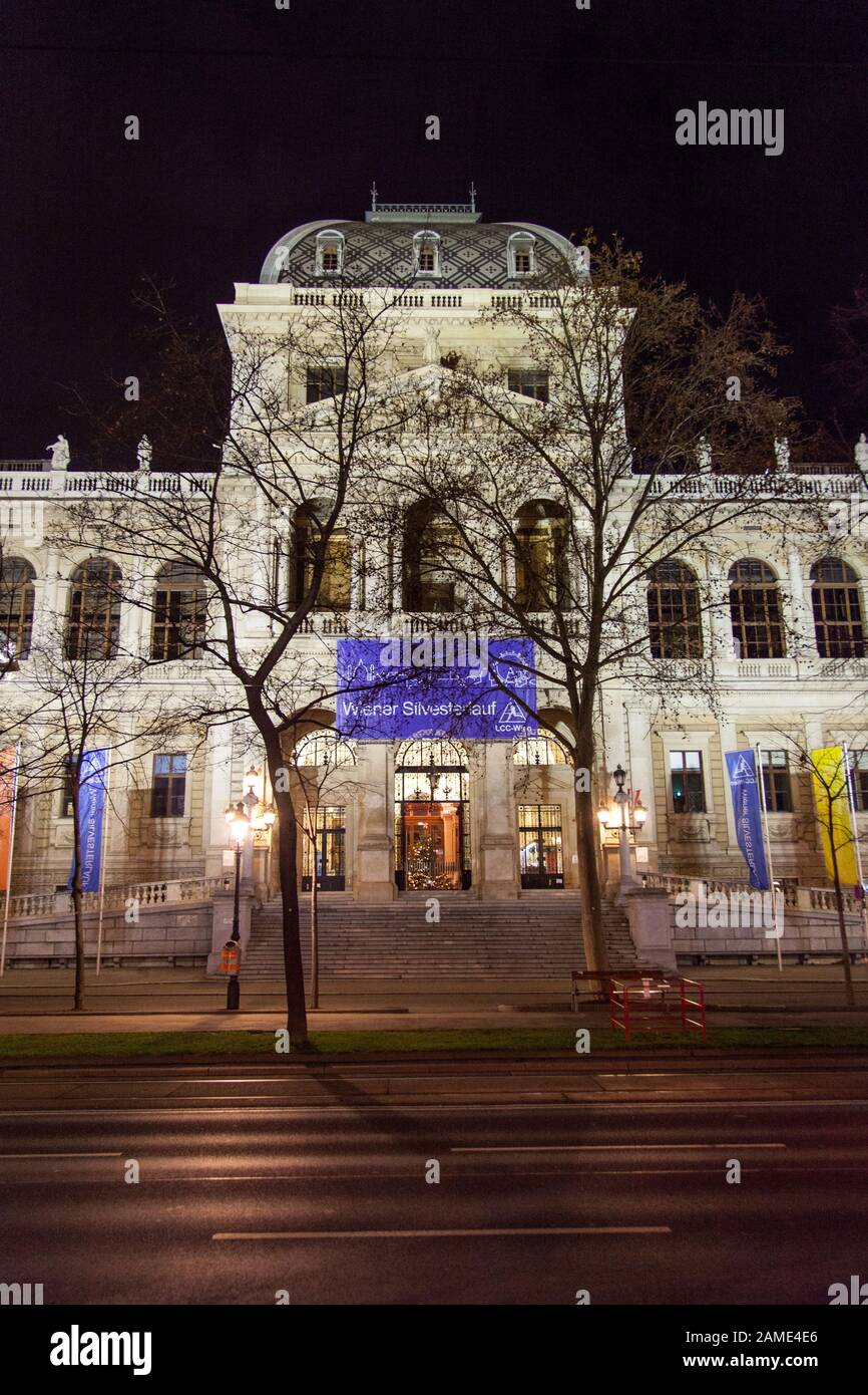 Università di Vienna di notte,Universitätsring, Ringstrasse di Vienna, Austria. Foto Stock