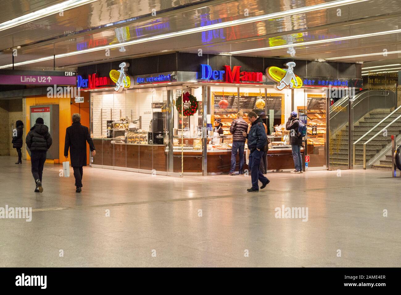 Panetteria der Mann alla stazione Schottentor, stazione universitaria, Vienna, Austria. Foto Stock