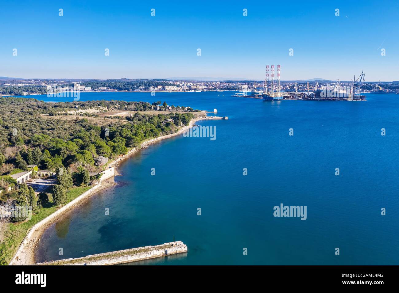 Una foto aerea di Pula, vista della parte industriale e dell'ex cantiere Istria, Croazia Foto Stock