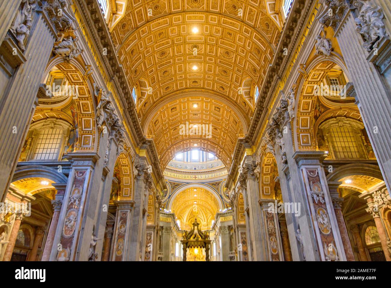 All'interno della Basilica di San Pietro nella Città del Vaticano, la chiesa più grande del mondo Foto Stock