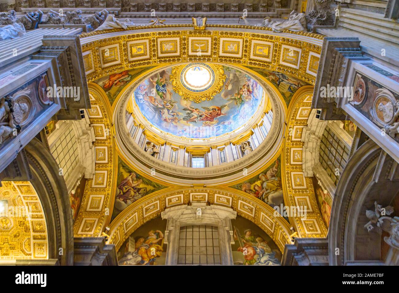 All'interno della Basilica di San Pietro nella Città del Vaticano, la chiesa più grande del mondo Foto Stock