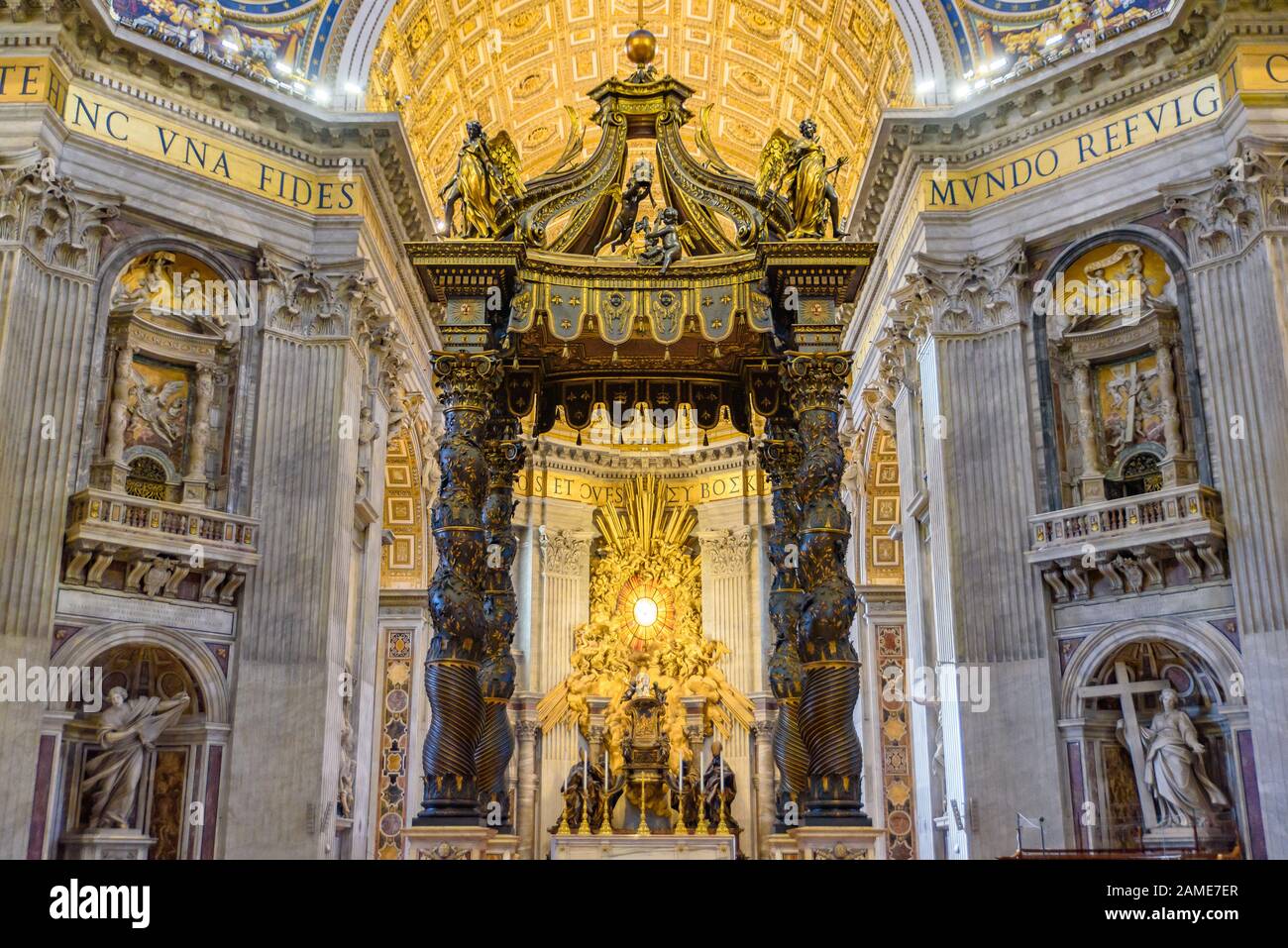 Baldachin di San Pietro, un baldacchino sopra l'altare della Basilica di San Pietro nella Città del Vaticano Foto Stock