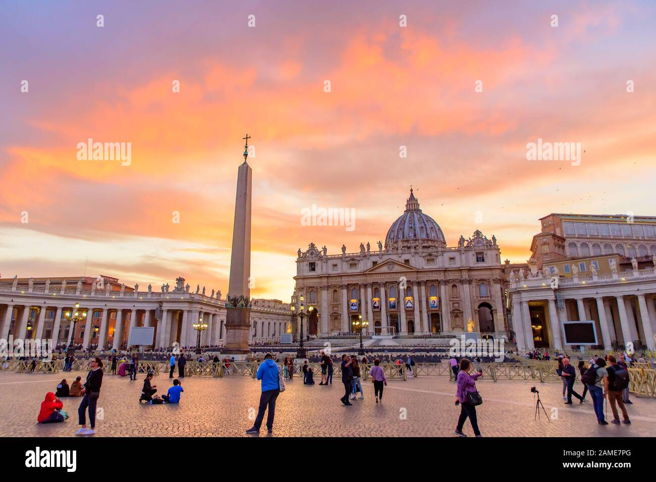 Vista al tramonto della Basilica di San Pietro e della Piazza della Città del Vaticano Foto Stock