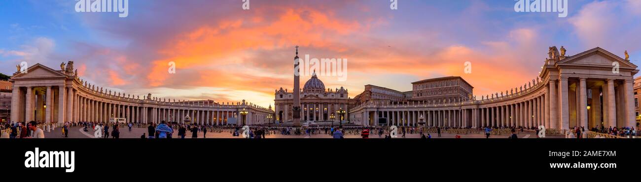 Vista panoramica della Basilica di San Pietro e della Piazza della Città del Vaticano al tramonto Foto Stock