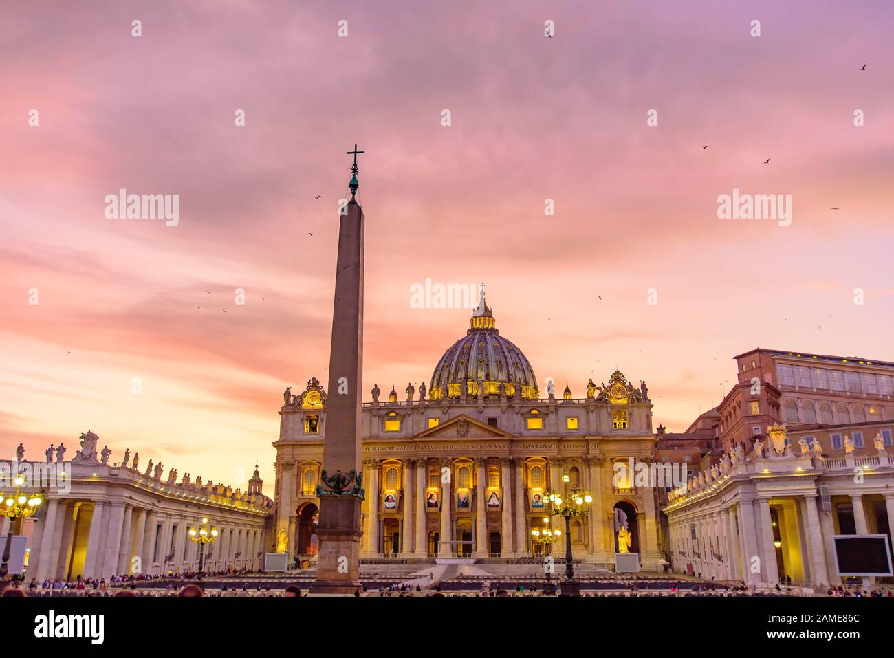 Vista al tramonto della Basilica di San Pietro nella Città del Vaticano