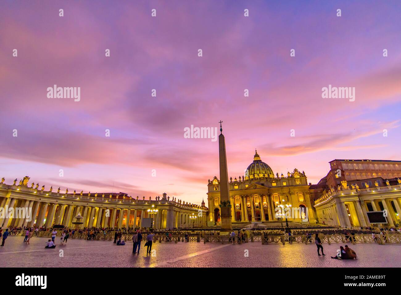 Vista al tramonto della Basilica di San Pietro e della Piazza della Città del Vaticano Foto Stock