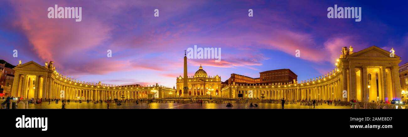 Vista panoramica della Basilica di San Pietro e della Piazza della Città del Vaticano al tramonto Foto Stock