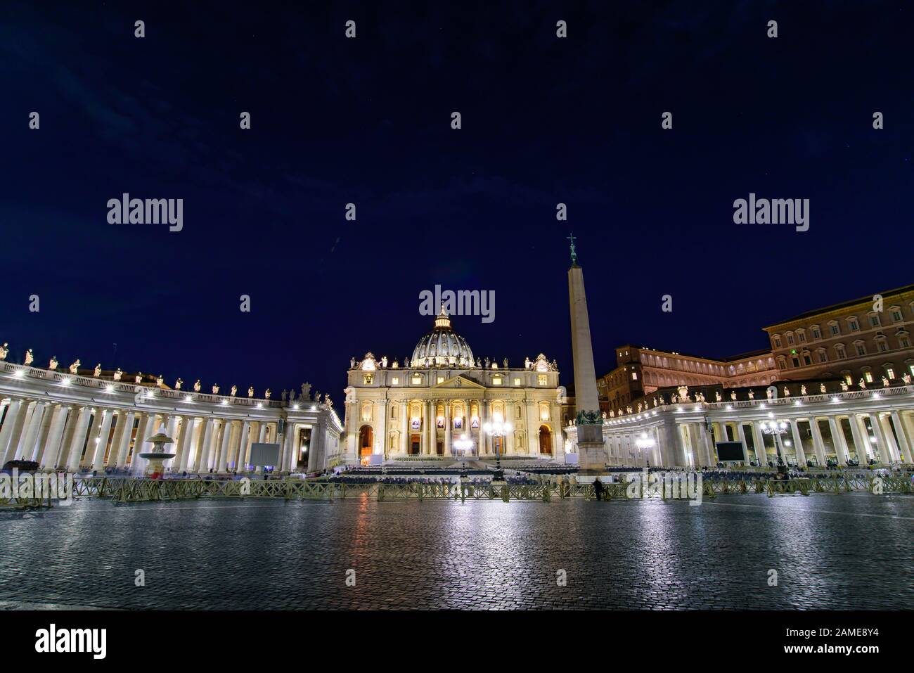 Vista notturna della Basilica di San Pietro e della Piazza della Città del Vaticano Foto Stock