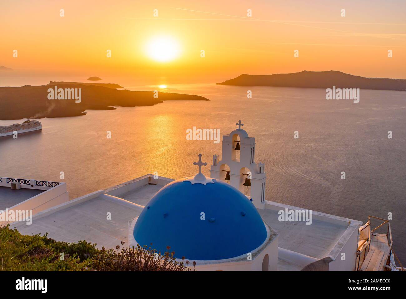 Three Bells di Fira al tramonto, una chiesa greco-cattolica a Fira, Santorini, Grecia Foto Stock