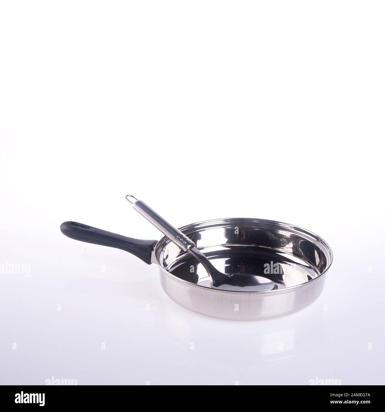 padella o padella in metallo su uno sfondo nuovo Foto Stock