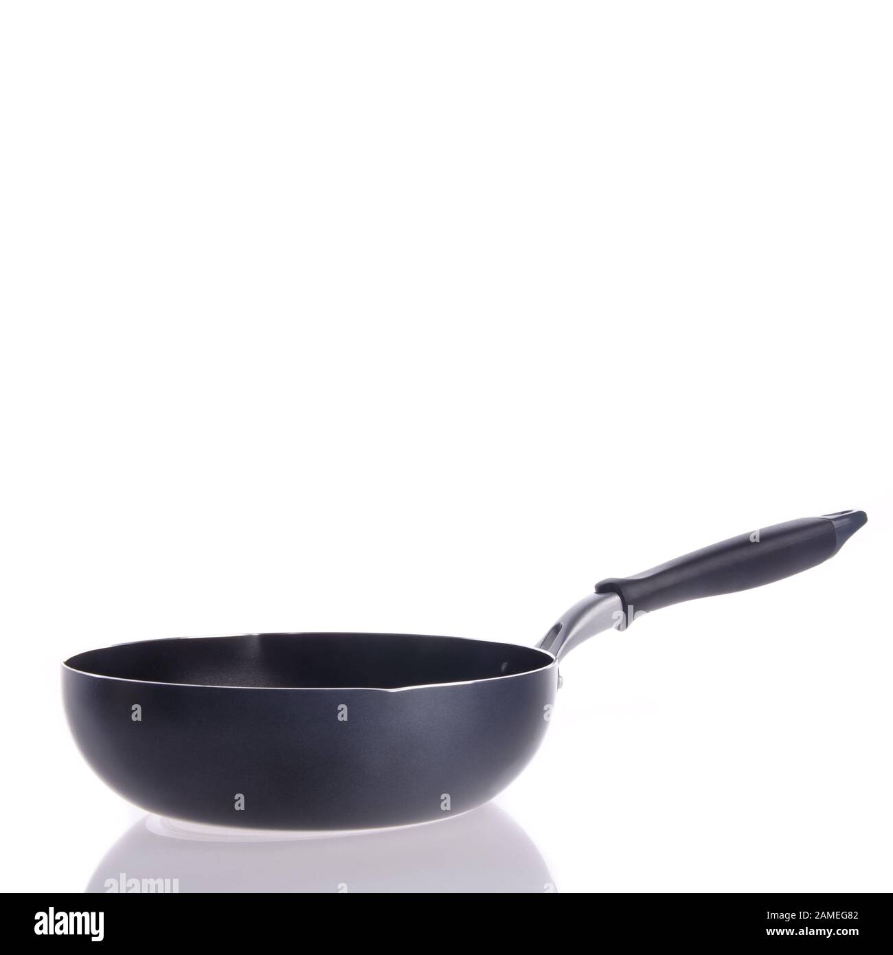 padella o padella in metallo su uno sfondo nuovo Foto Stock