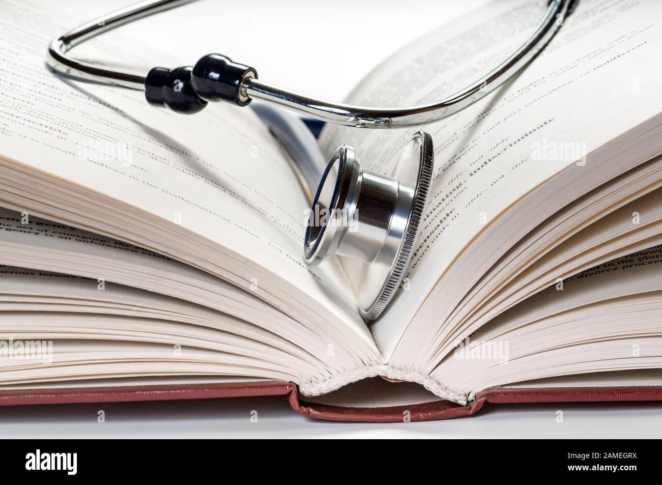Stetoscopio su un libro, su sfondo bianco. Informazioni mediche Foto Stock