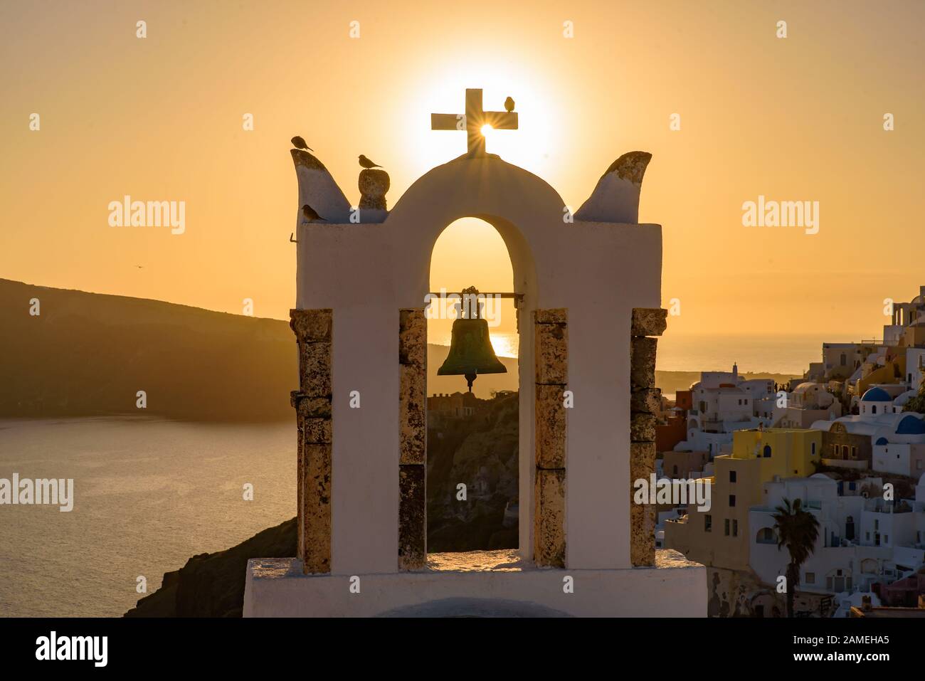 Campanile con calda luce del tramonto a Oia, Santorini, Grecia Foto Stock