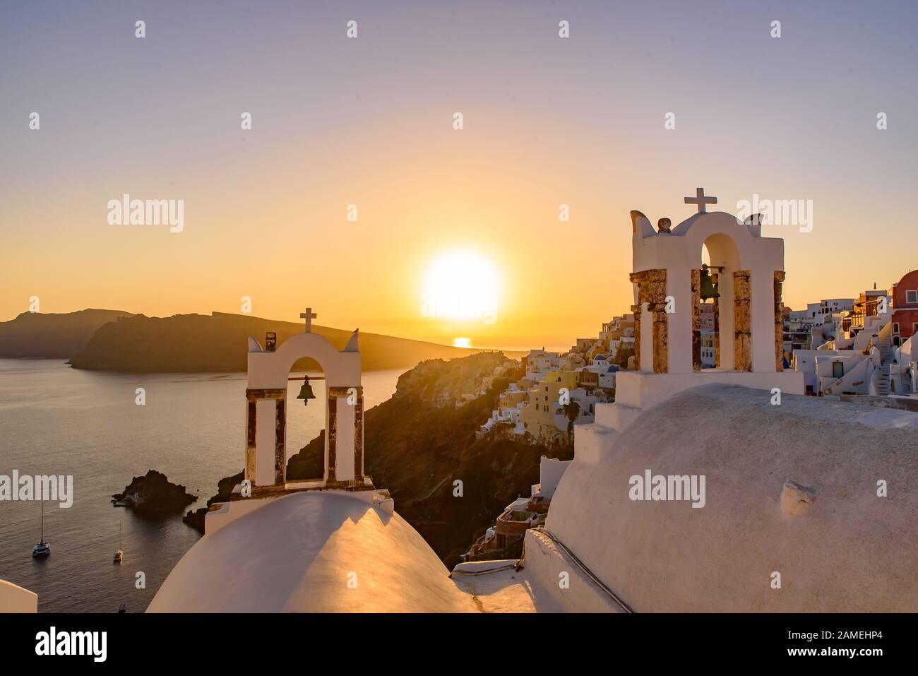 Campanile con calda luce del tramonto a Oia, Santorini, Grecia Foto Stock