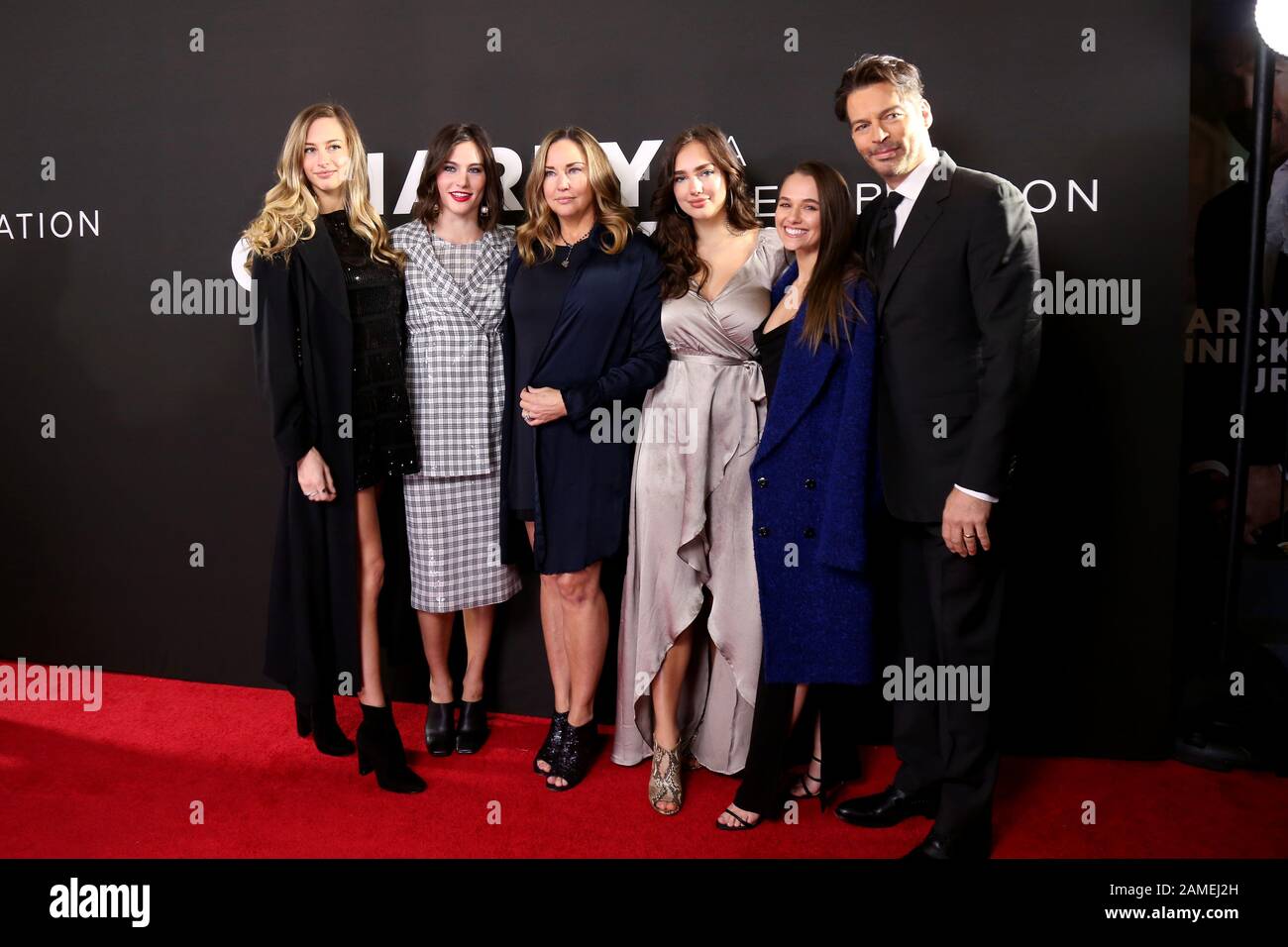 Serata di apertura per Harry Connick Jr- a Celebration of Cole Porter presso il Teatro Nederlander - Arrivi. Con: Georgia Conrick, Sarah Conrick, Jill Goodacre, Charlotte Conrick, Madison Iseman, Harry Connick Jr. Dove: New York, New York, Stati Uniti Quando: 12 Dic 2019 Credito: Joseph Marzullo/Wenn.com Foto Stock