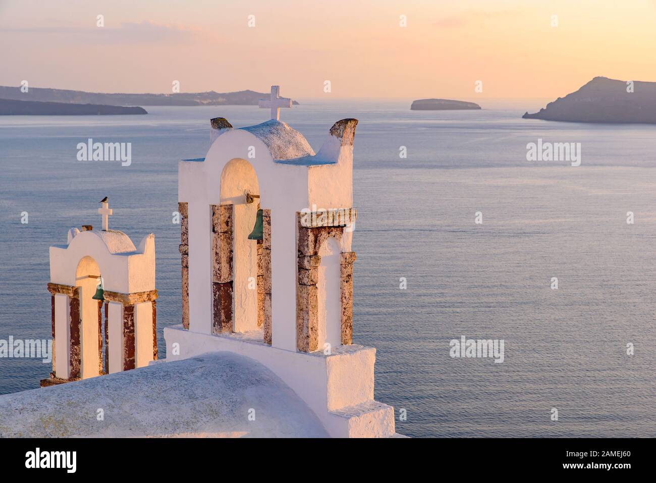 Campanile con calda luce del tramonto a Oia, Santorini, Grecia Foto Stock