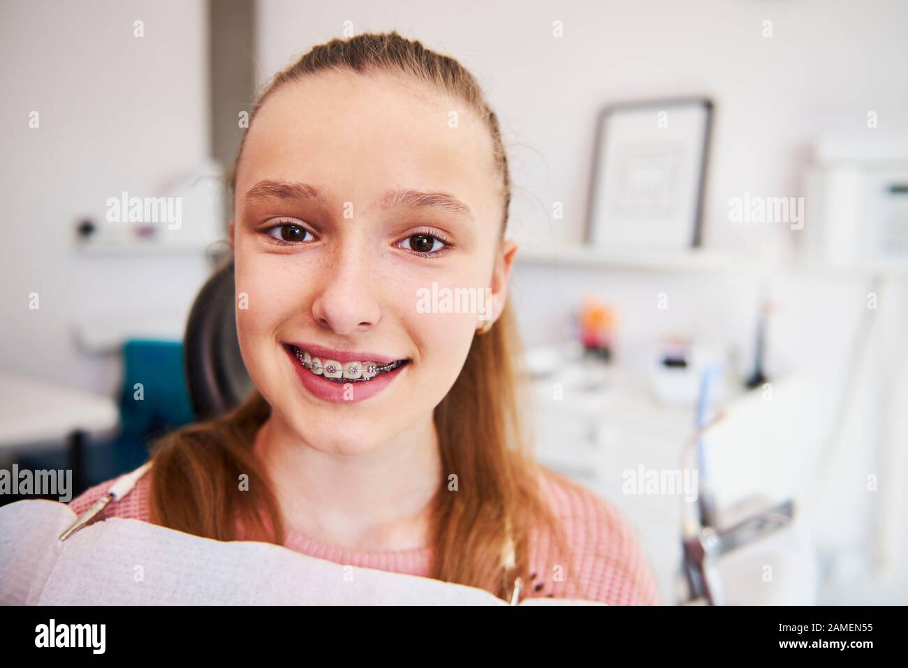 Ritratto di sorridente ragazza adolescente con le bretelle Foto Stock