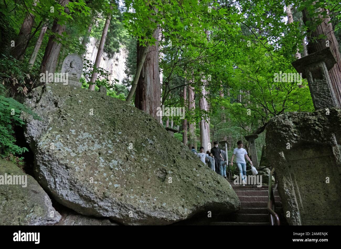 I visitatori che camminano sulle scale del tempio di Yamadera o di Yama-dera in Giappone, Asia. Edificio religioso giapponese e santuario buddista Foto Stock