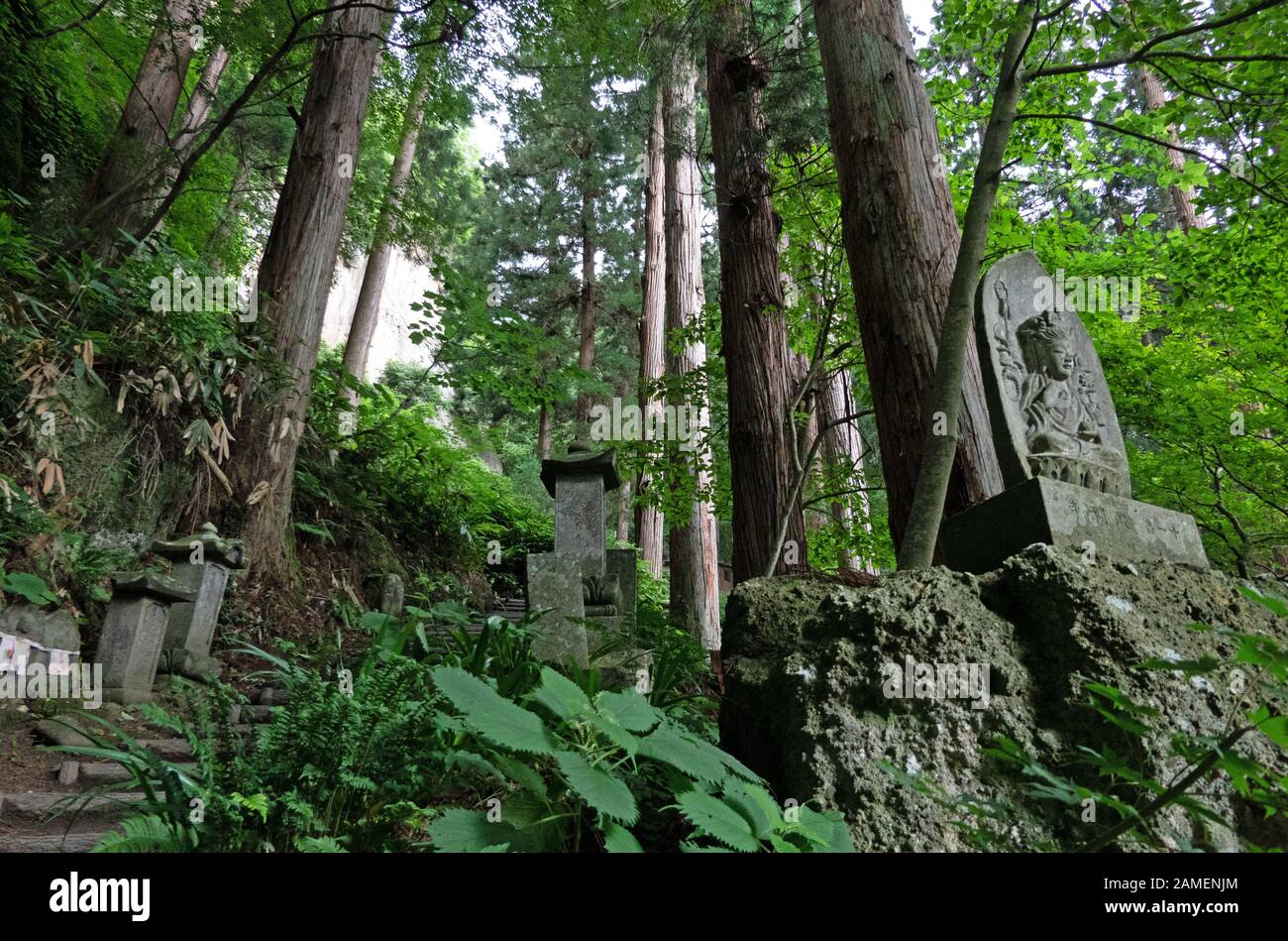 Statue e pietre al tempio di Yamadera o Yama-dera in Giappone, Asia. Edificio religioso giapponese e Buddismo Foto Stock