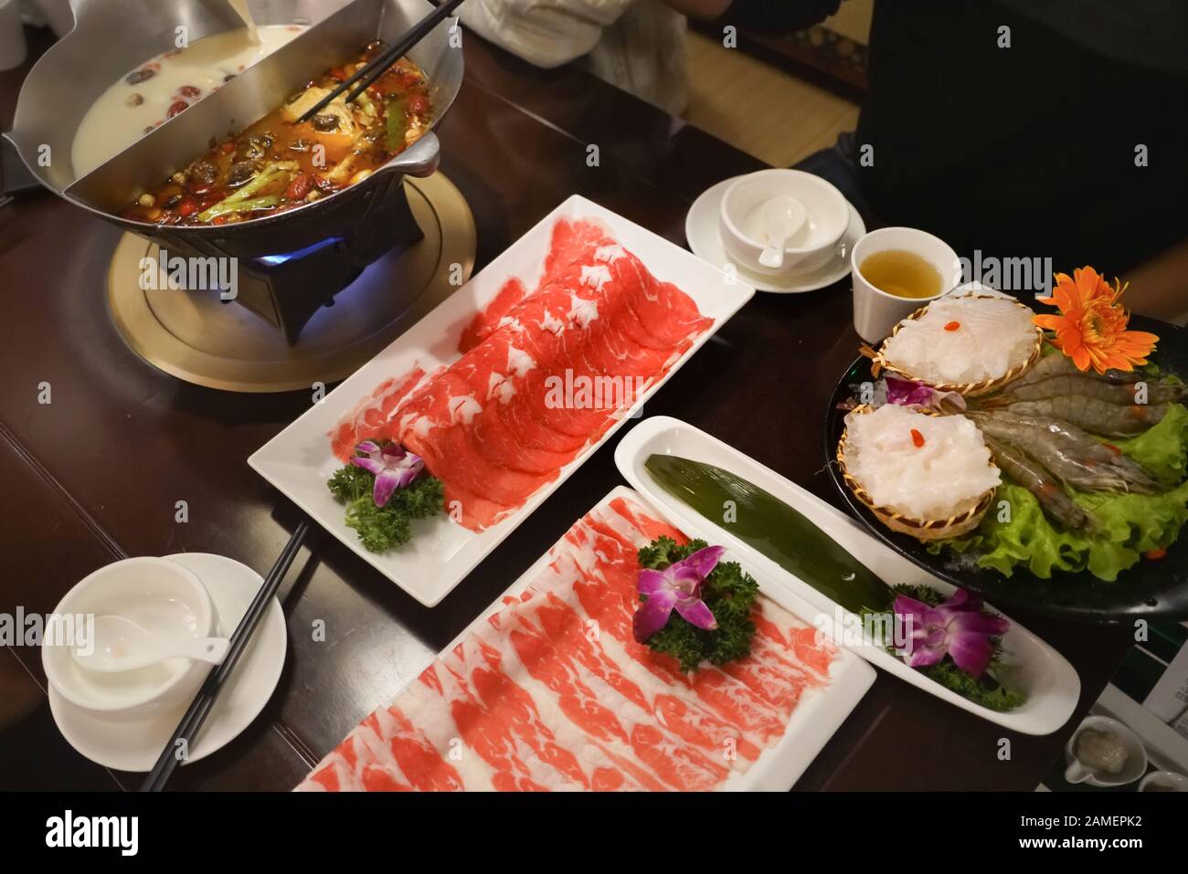 Zuppa cinese di shabu speziata e acida con carne e frutti di mare, stile cinese Suki - fuoco selettivo Foto Stock