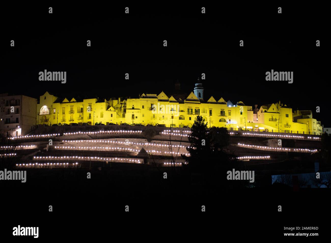 Locorotondo, Puglia, Italia, Europa, bella vista notturna della città Foto Stock