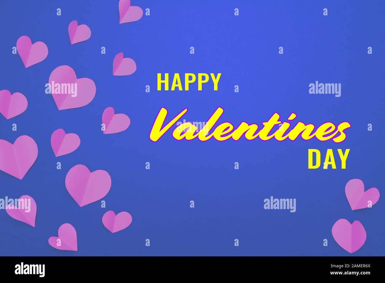 Carta San Valentino con cuore rosa su sfondo blu, astratto, piatto lay, vista dall'alto Foto Stock