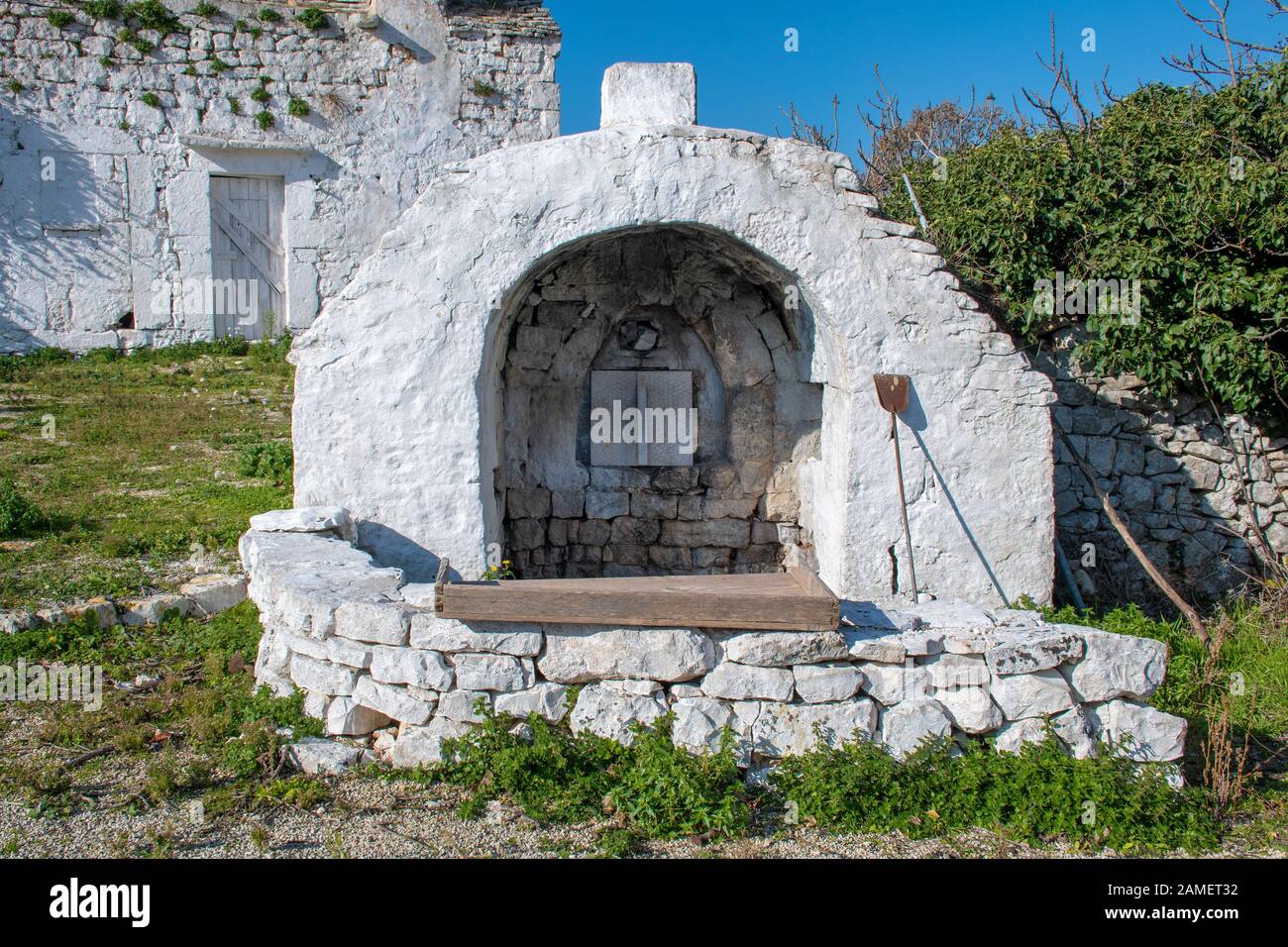 Antico forno antico in pietra in un villaggio di campagna in Puglia,  Italia, Europa Foto stock - Alamy