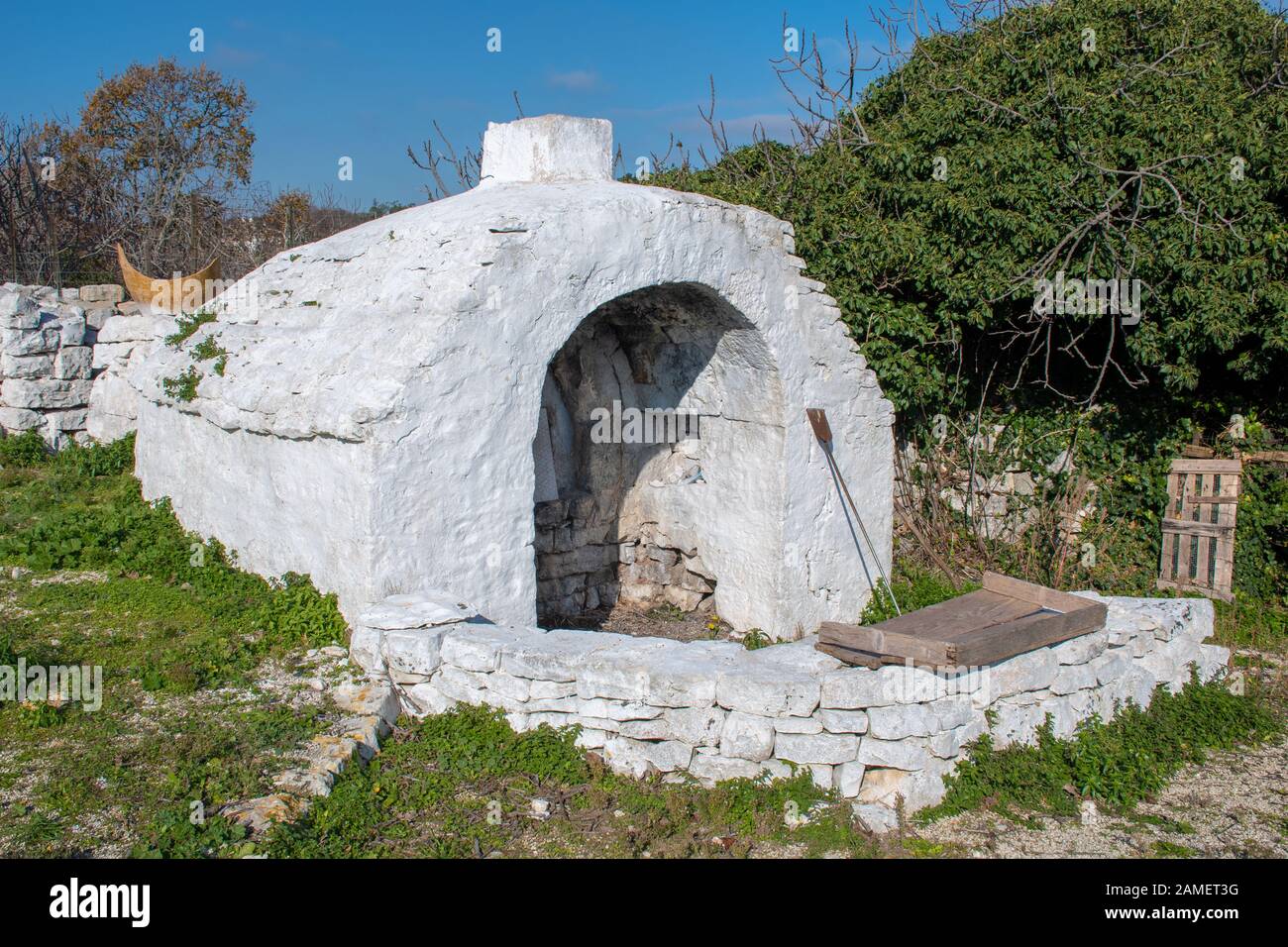 Antico forno antico in pietra in un villaggio di campagna in Puglia,  Italia, Europa Foto stock - Alamy
