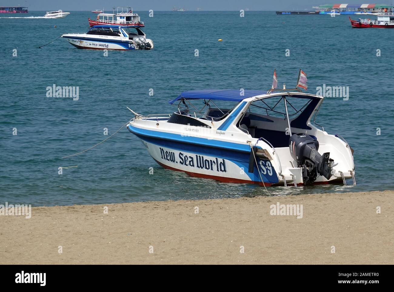 Pattaya, Tailandia - 24 Dicembre 2019: Motoscafo ormeggiato sulla spiaggia. Foto Stock