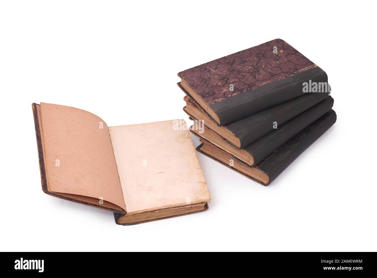 Libro vecchio aperto su entrambe le pagine bianche shabby con macchie e graffi. Foto Stock