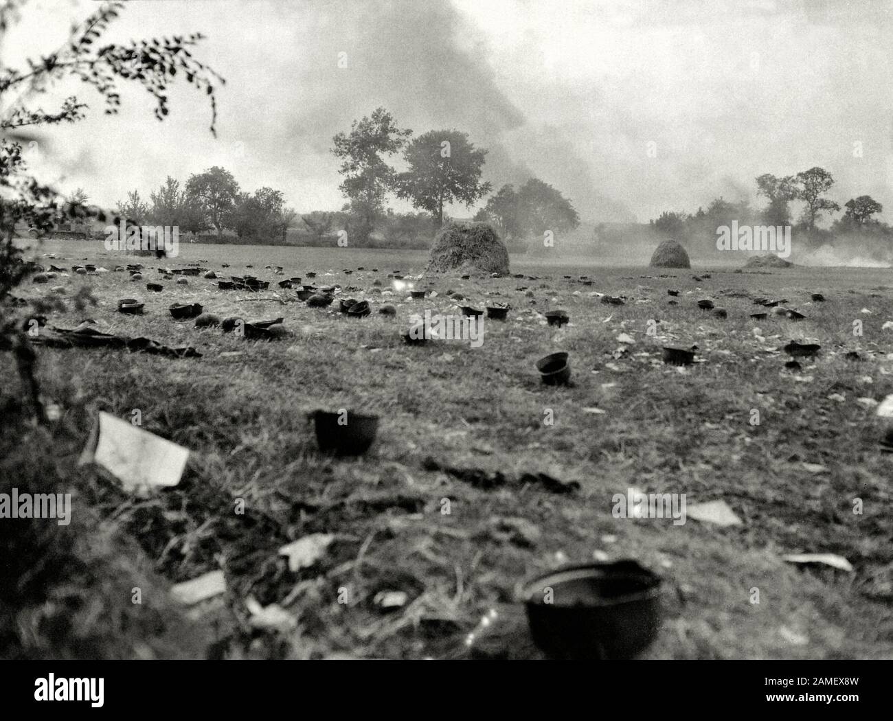 Battaglia di Francia: Caschi di acciaio tedeschi abbandonati sul campo di battaglia in Normandia, dopo che i soldati Wehrmacht sono stati inviati ad un prigioniero americano di guerra Foto Stock
