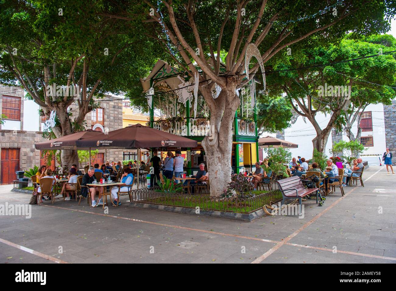 Garachico, TENERIFE, SPAGNA - 25 dicembre 2019: Piazza con terrazza nel centro di Garachico nel nord di Tenerife. Foto Stock
