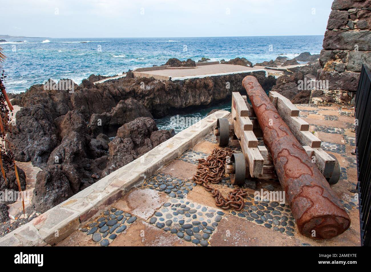 Un vecchio canonico arrugginito punta al mare nel villaggio di Garachico su Tenerife Foto Stock